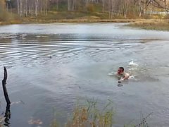 Casado gostosao tomando banho pelado no lago