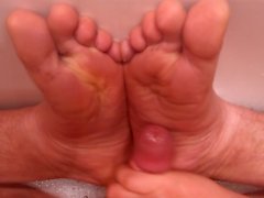 Cumming on dirty feet (soles)