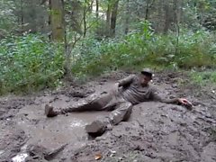 jump and play in mud. Mit Skaterklamotten im Schlamm :)