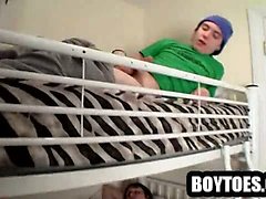 Two studs show their feet and jerk off in bunk beds